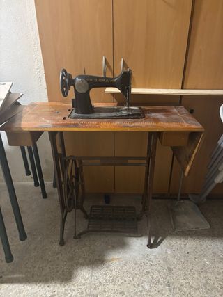 Máquina de coser antigua con mesa