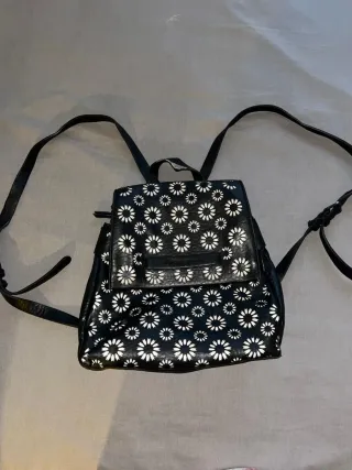 1 bolso y 1 mochila de desigual