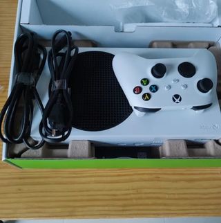 Xbox Series S Blanca + Mando
