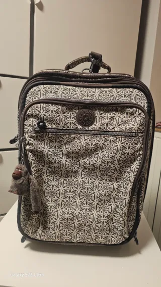 Maleta de viaje Kipling beige y marrón