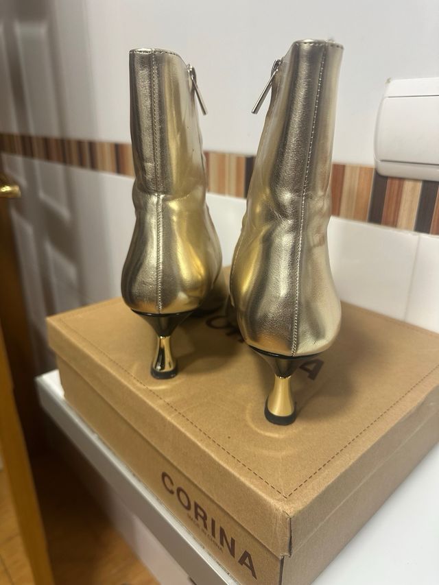 Botines dorados CORINA