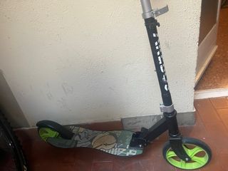 Patinete dos ruedas verde se vende por no usar