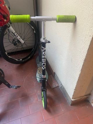 Patinete dos ruedas verde se vende por no usar