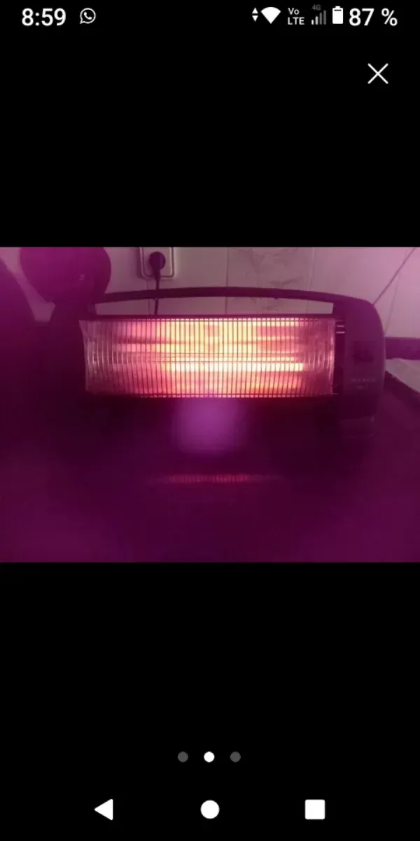 Estufa electrónica gris y plateada