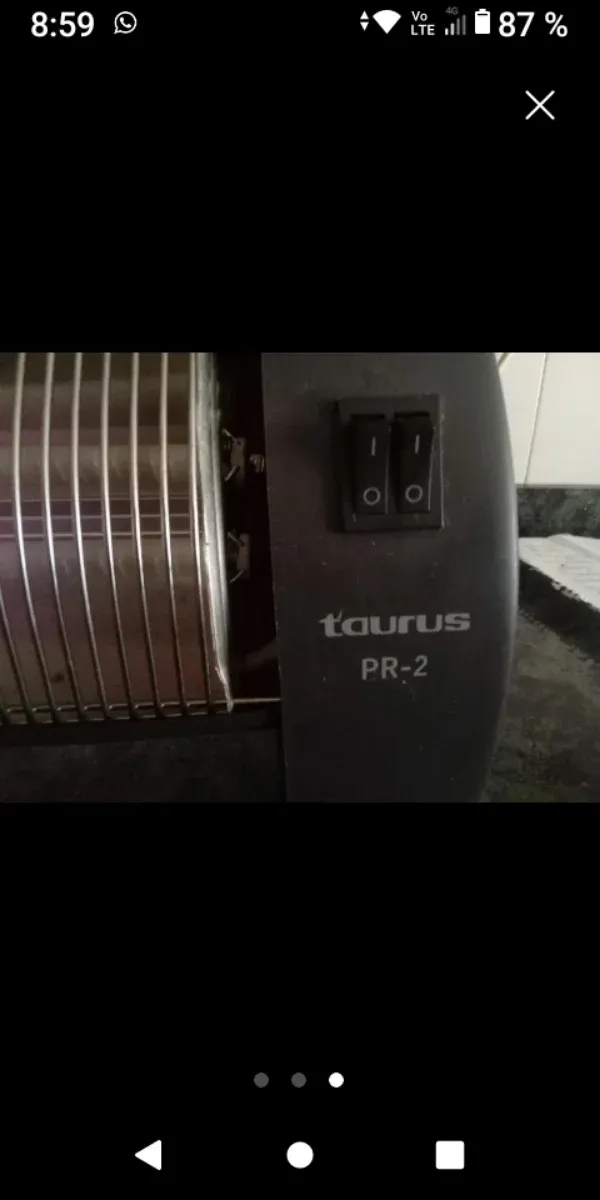 Estufa electrónica gris y plateada