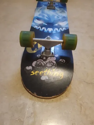 Skate con diseño de fuego azul y ruedas con luz