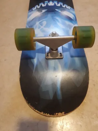 Skate con diseño de fuego azul y ruedas con luz