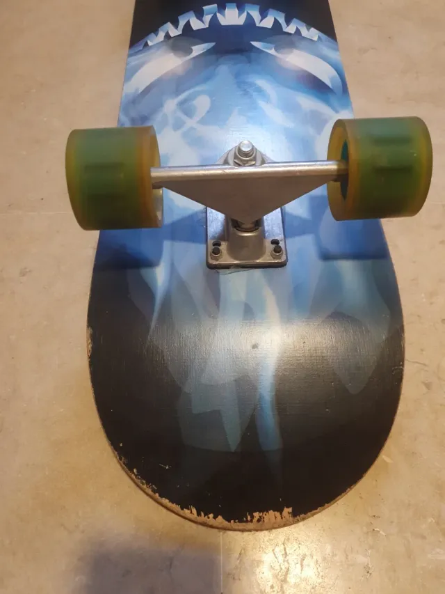 Skate con diseño de fuego azul y ruedas con luz