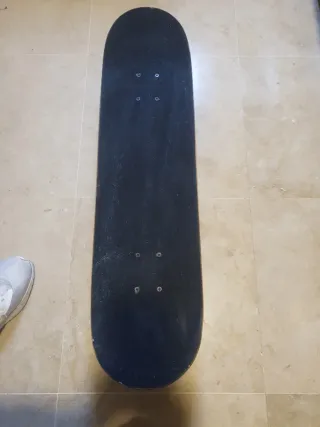 Skate con diseño de fuego azul y ruedas con luz