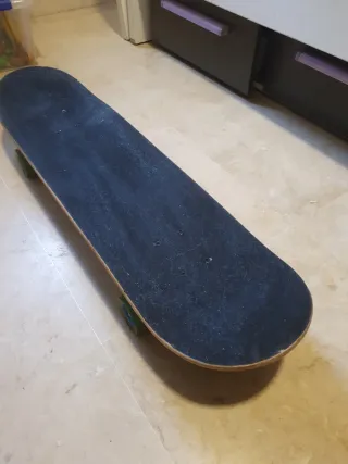 Skate con diseño de fuego azul y ruedas con luz