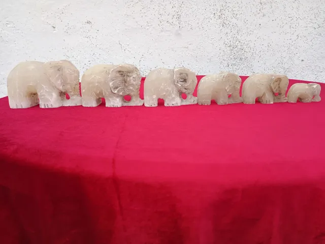 Figure di elefanti in alabastro