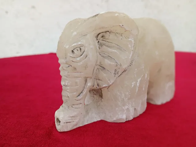 Figure di elefanti in alabastro