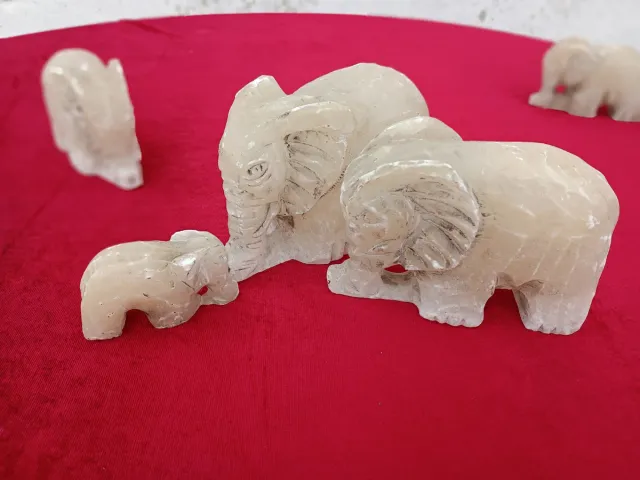 Figure di elefanti in alabastro