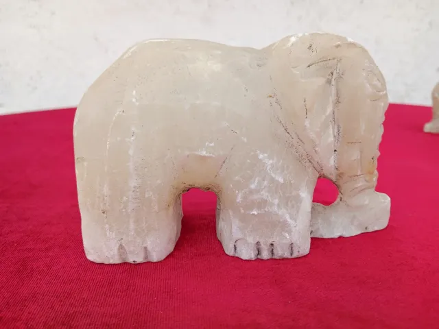 Figure di elefanti in alabastro