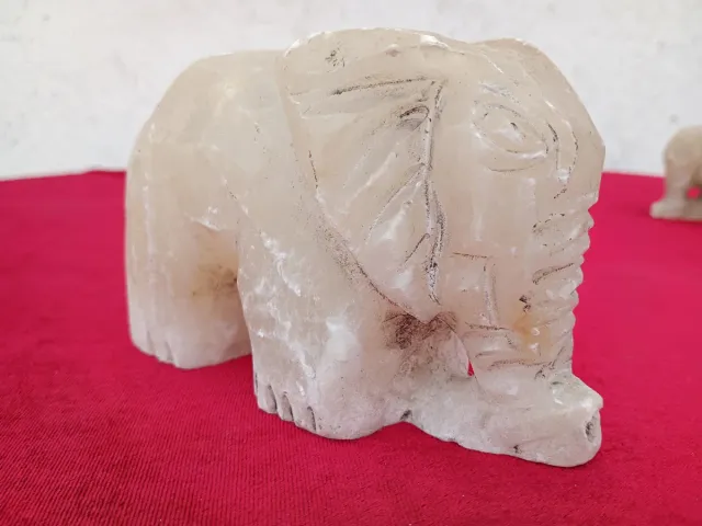 Figure di elefanti in alabastro