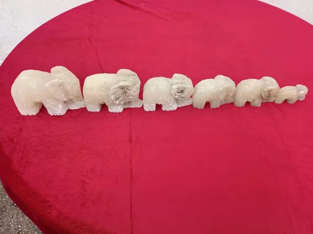 Figure di elefanti in alabastro