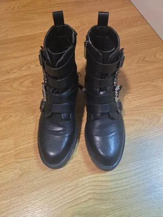 Botas negras con abalorios y hebillas