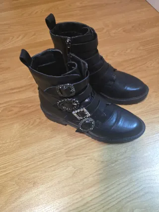Botas negras con abalorios y hebillas