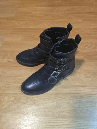 Botas negras con abalorios y hebillas