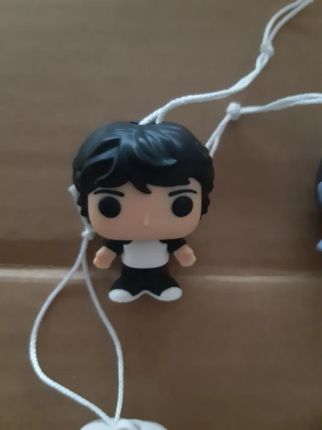 Lote 4 Figuras Stranger Things huevos Kinder