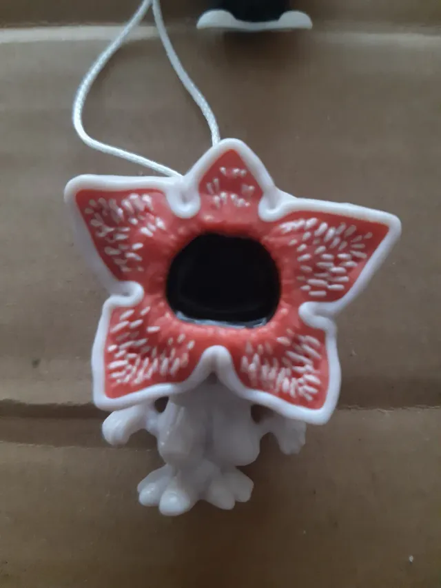 Lote 4 Figuras Stranger Things huevos Kinder