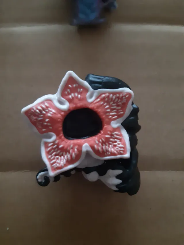 Lote 4 Figuras Stranger Things huevos Kinder