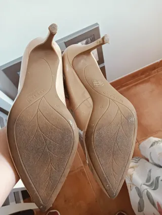 Zapatos de tacón charol nude