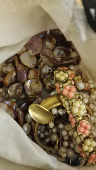 Orologio e collane perle