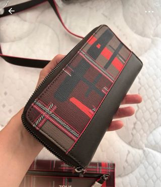 Bolso y cartera Tous cuadros rojo y negro
