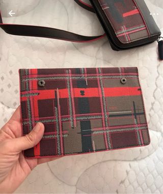 Bolso y cartera Tous cuadros rojo y negro