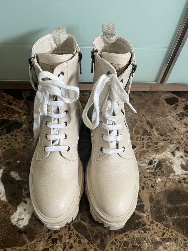 Botas Beige con Cordones y Cremallera