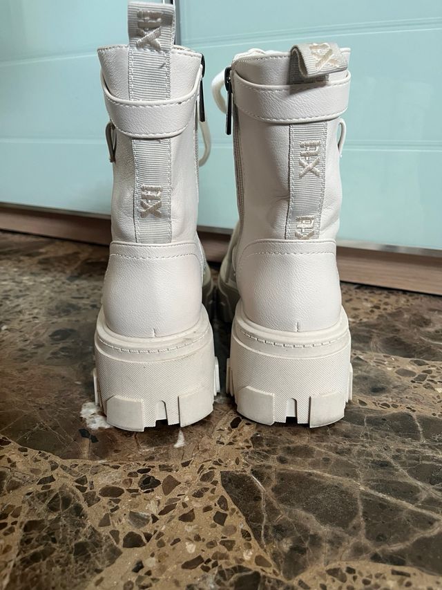 Botas Beige con Cordones y Cremallera