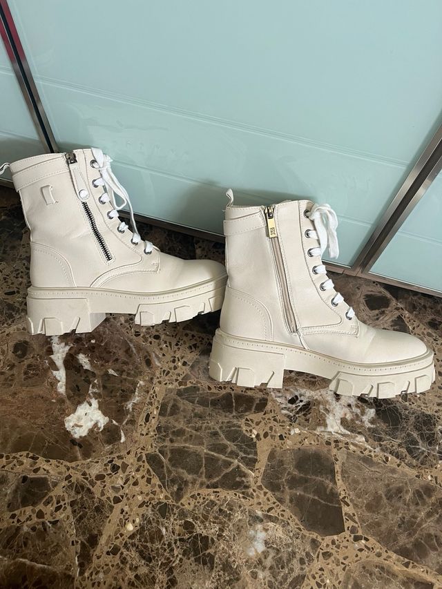 Botas Beige con Cordones y Cremallera