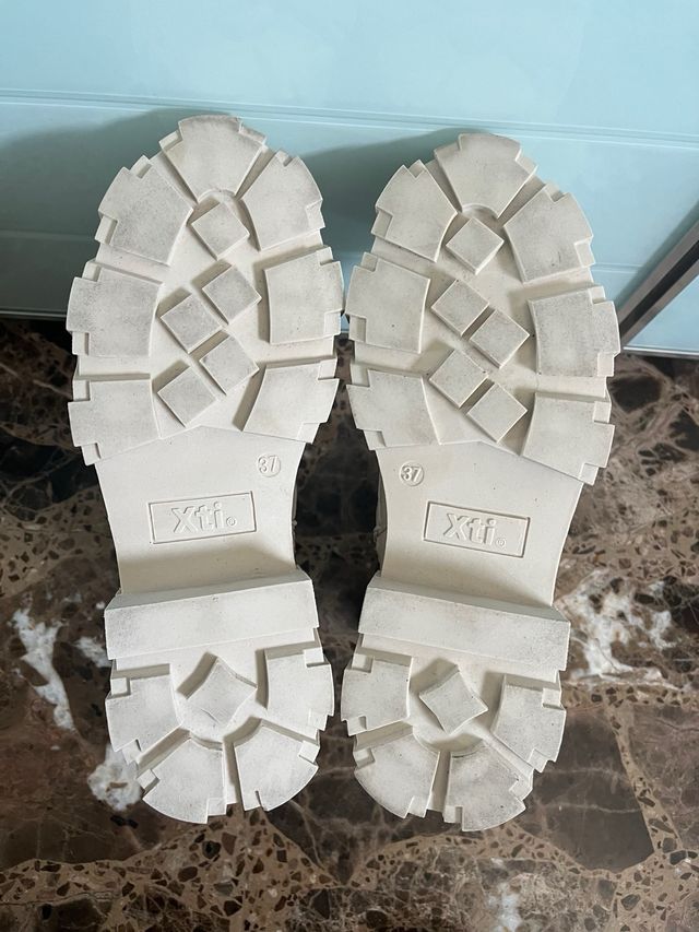 Botas Beige con Cordones y Cremallera