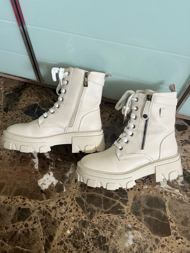 Botas Beige con Cordones y Cremallera