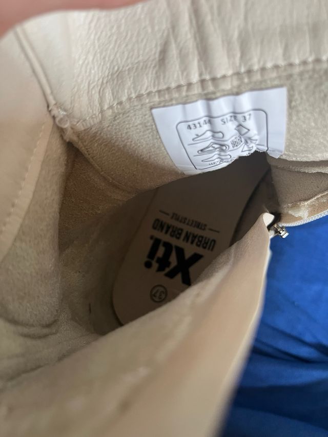 Botas Beige con Cordones y Cremallera