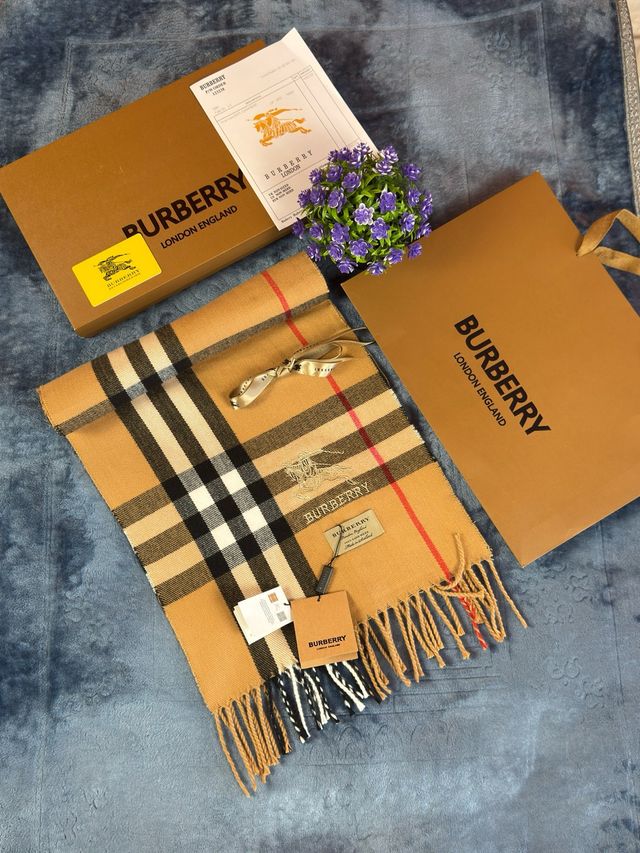 Bufanda Burberry Beige con caja y borsa