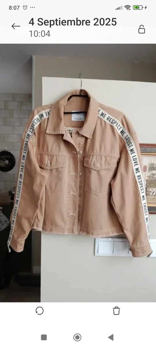 Cazadora Bershka beige con letras