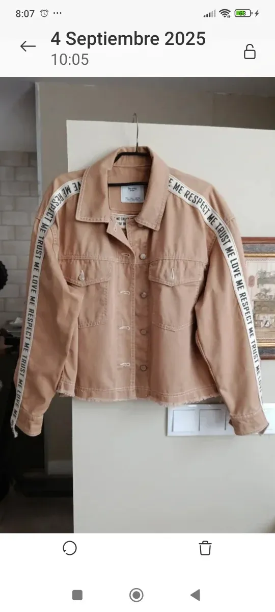 Cazadora Bershka beige con letras