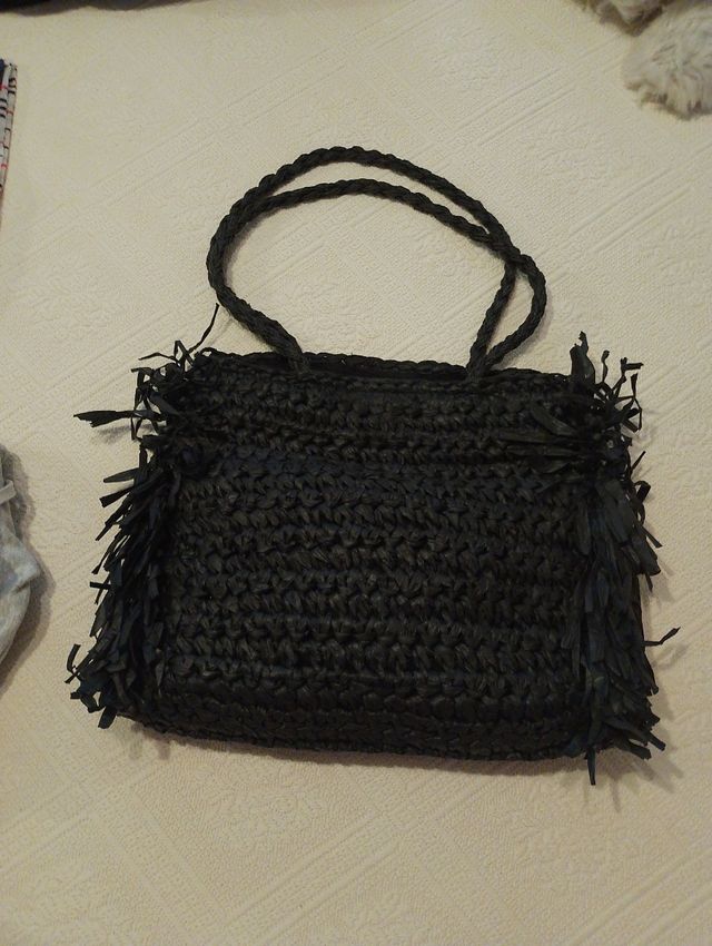 Borsa in fibre nere con frange