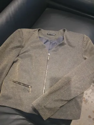 Chaqueta corta marron dorada con cremallera