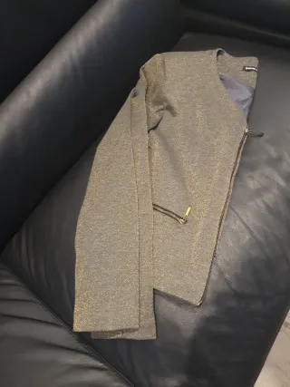 Chaqueta corta marron dorada con cremallera