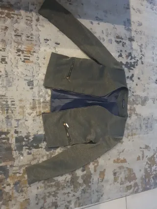 Chaqueta corta marron dorada con cremallera