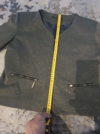 Chaqueta corta marron dorada con cremallera