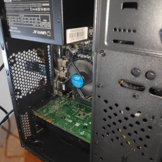 PC I5 9600K, 16GB, GTX 1070 8GB.