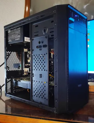 PC I5 9600K, 16GB, GTX 1070 8GB.