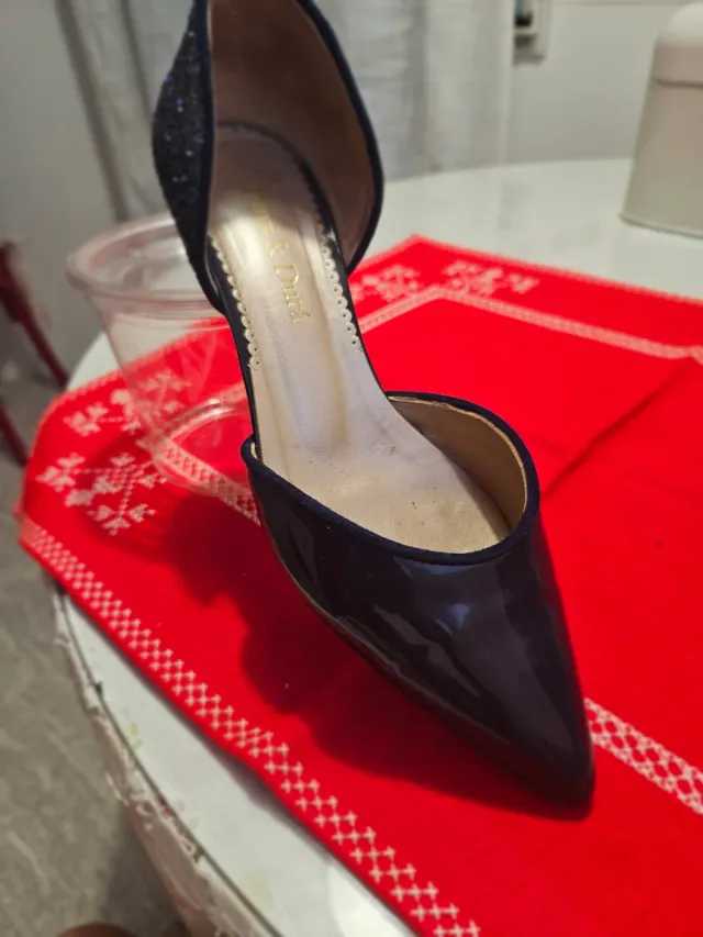 Zapatos de fiesta azules con brillos