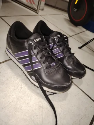 Scarpe Adidas nere con strisce viola