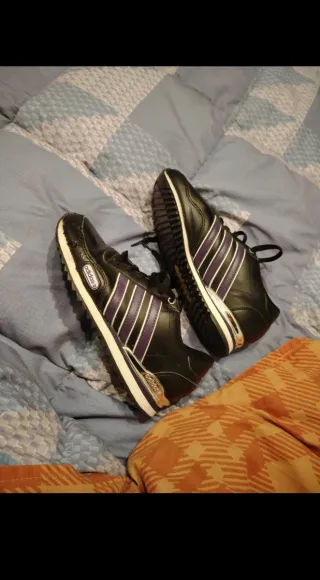 Scarpe Adidas nere con strisce viola