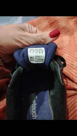 Scarpe Adidas nere con strisce viola